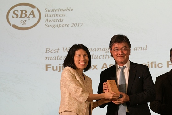 '2017 지속가능경영대상(Sustainable Business Awards, SBA)'에서 후지제록스 아시아 태평양(Fuji Xerox Asia Pacific) 세키네 이사무 사장(오른쪽)이 '최고의 녹색 기업(Best Green Company)' 상을 수상하고 있다.ⓒ한국후지제록스