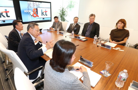 KT 황창규 회장(앞줄 왼쪽 2번째)은 어도비(Adobe Systems) 새너제이 본사에 방문해 어도비 디지털 미디어 총괄 브라이언 램킨(Bryan Lamkin) 사장(윗줄 왼쪽 3번째)과 만나 양사 협력 기술에 대해 논의하고 있다.ⓒKT