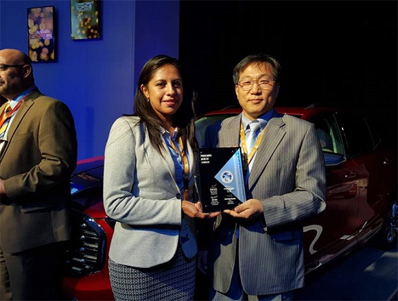 9월 7일 GM멕시코로부터 품질 우수 공급사상을 수상한 후 기념촬영을 하고 있는 가브리엘라 루이즈 오소리오(Gabriela Ruiz Osorio)POSCO-MPPC 2공장장과 윤태현 POSCO-MPPC 법인장(왼쪽부터).