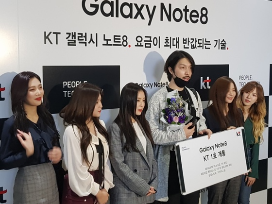 여 아이돌 그룹인 '레드벨벳'과 KT 갤럭시 노트8 1호 가입자 임별씨(왼쪽에서 네 번째)가 함께 기념사진을 촬영하고 있다.ⓒEBN