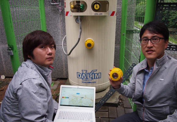 KT 직원들이 NB-IoT가 적용된 다임폴라특장의 ‘통소리’ 시스템을 테스트 하는 모습.ⓒKT