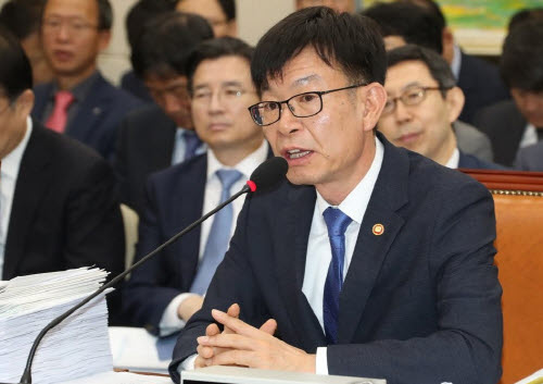 김상조 공정거래위원장이 18일 국회에서 열린 정무위원회 전체회의에서 의원들의 질의에 답변하고 있다.ⓒ연합뉴스