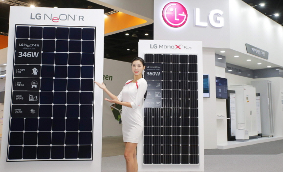 LG전자가 19일부터 22일까지 일산 킨텍스에서 열리는 '2017 대한민국 에너지대전'에 참가한다. LG만의 차별화된 에너지 솔루션을 제시한다. 사진은 LG전자 모델이 국내 최대 출력과 최고 효율을 갖춘 태양광 모듈인 ‘네온 R’(NeON R)을 소개하는 모습 [제공=LG전자]