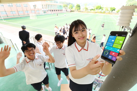 KT가 올해 6월 한국외식고등학교에 구축한 공기질 측정기 앞에서 학생들이 스마프폰을 통해 교내 공기질을 확인하고 있다.ⓒKT