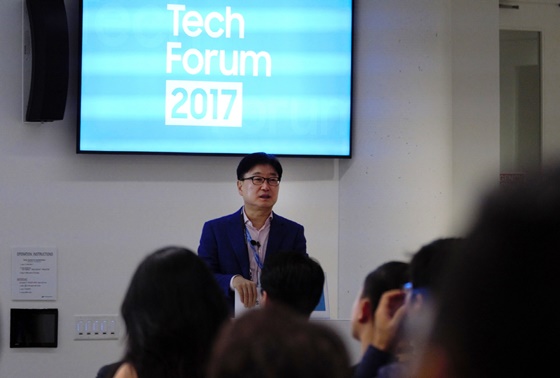 윤부근 삼성전자 CE부문 사장이 미국 실리콘밸리에서 열린 '테크포럼 2017' 참가자들을 대상으로 삼성의 비전에 대해 설명하고 있다.ⓒ삼성전자