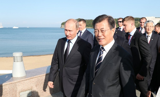 문재인 대통령과 블라디미르 푸틴 러시아 대통령이9월 6일 오후 오찬을 마치고 극동의 거리를 산책하고 있다.[사진=연합뉴스]
