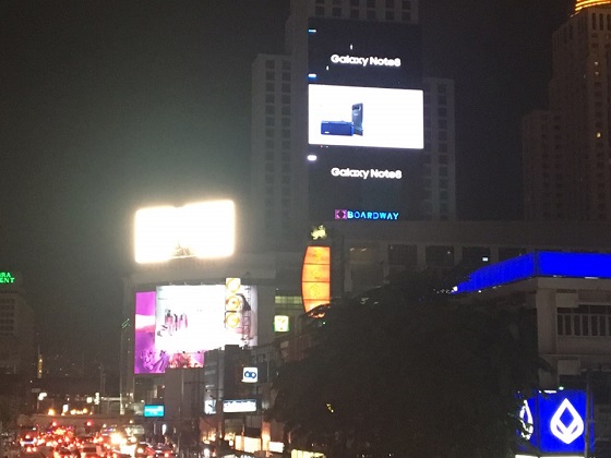 방콕 시내 중심가 곳곳에는 갤노트8를 소개·홍보하는 전광판이 걸려있다. ⓒEBN