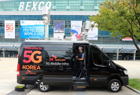 부산 벡스코에서 SK텔레콤의 5G 이동형 인프라를 통해 8K 360도 VR(가상현실) 초당 10MB 속도로 실시간 전송하는 시연을 하는 모습 [제공=SK텔레콤]