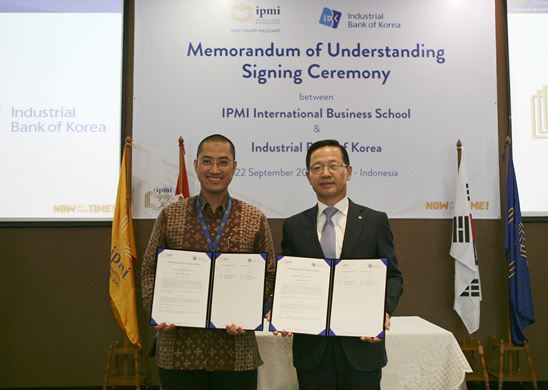 지난 22일 인도네시아(자카르타)에서 장주성 기업은행 경영지원그룹 부행장(오른쪽)과 지미가니(Jimmy Gani) IPMI 비즈니스 스쿨 총장이 협약식을 마치고 기념촬영을 하고 있다.ⓒIBK기업은행