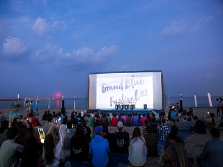 관람객들이 모래사장에 앉아 밤새 상영되는 물 관련 영화를 감상하고 있다.[사진=코웨이]