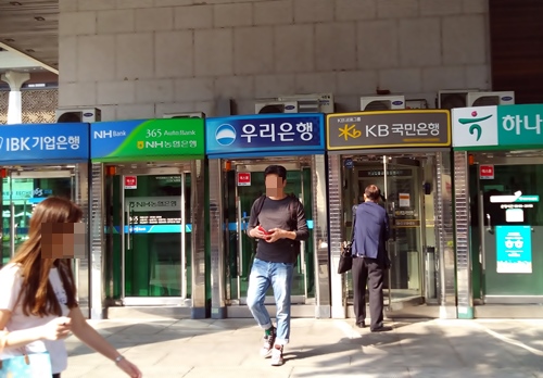국내 은행들은 평창동계올림픽에 200억원을 공동 지원하기로 했다. 사진은 서울 광화문 도로변 ATM기기 전경ⓒEBN