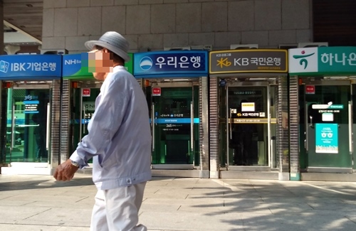 시중 은행들이 차별화된 대면 거래 서비스를 강화하고 있다. 사진은 서울 광화문에 모여 있는 시중은행 ATM기기들ⓒEBN