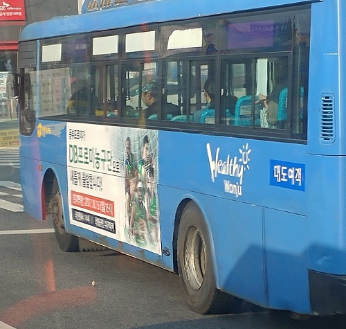 동부 프로미 농구단의 새 이름인 DB프로미 농구단을 알리는 버스광고. 