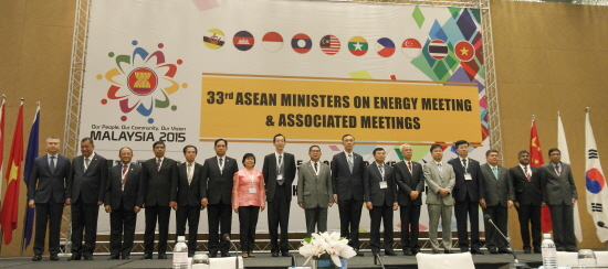제12차 아세안(ASEAN)+3 에너지장관회의에서 참석자들이 기념사진을 찍고 있다. [사진=산업통상자원부]