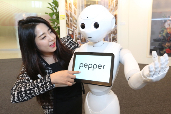 인공지능 로봇 ‘페퍼’  .ⓒLG유플러스