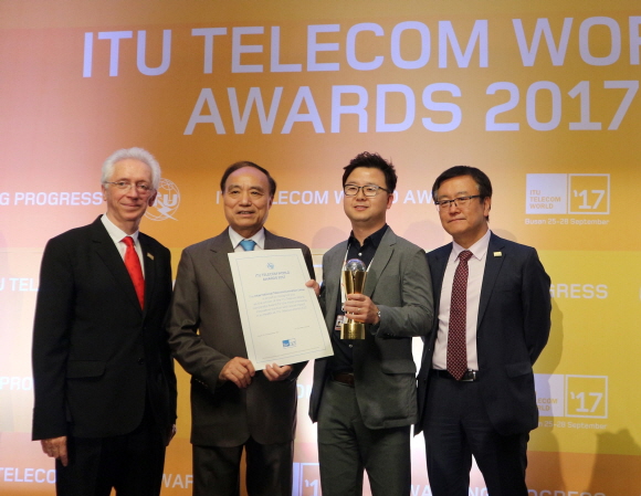 SK텔레콤의 소프트웨어 교육 프로그램인 ‘스마트로봇 코딩스쿨’이 28일 부산 벡스코에서 열린 국제 ICT 시상식 ‘ITU Telecom World 2017 Awards’에서 글로벌 기업상(Global Corporate Awards) 교육(E-edutaion) 부문 수상의 쾌거를 이뤘다. 사진은 기념 촬영을 하고 있는 (왼쪽부터) ITU 프랑스와 랑시(François Rancy) 전파국장, ITU 훌린 자오(Houlin Zhao) 사무총장, SK텔레콤 박규현 매니저, ITU 이재섭 표준화총국장의 모습.ⓒSKT