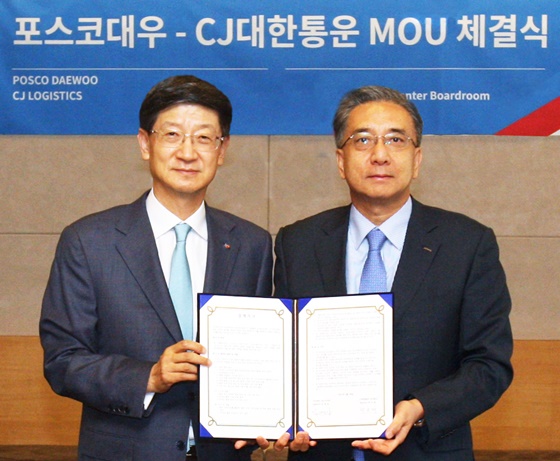 박근태 CJ대한통운 사장(왼쪽)과 김영상 포스코대우 사장이 협약서에 서명한 후 기념촬영을 하고 있다.ⓒCJ대한통운
