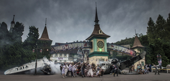 에버랜드 '블러드시티'는 거대한 호러영화 세트장을 방불케한다. 100여명의 좀비들과 함께 호러티익스프레스, 호러사파리, 헌티드하우스 등 다양한 공포 체험을 즐길 수 있다.