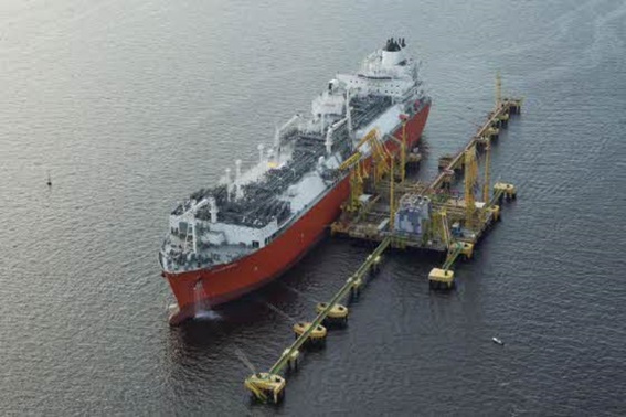 대우조선해양이 건조한 LNG-FSRU(부유식 액화천연가스 저장·재기화 설비)가 브라질 해상에서 LNG를 공급하고 있는 모습.ⓒ대우조선해양