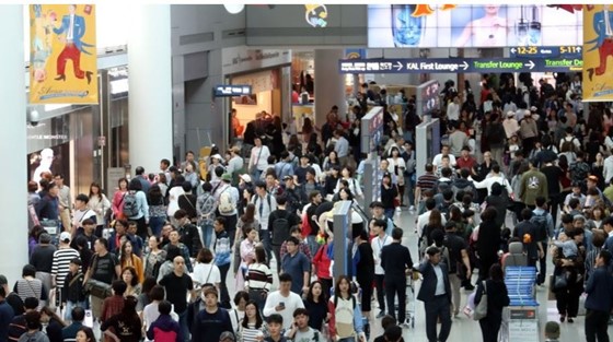 추석 연휴 사흘째인 지난 2일 인천국제공항 출국장 면세점 구역이 여행객들로 붐비고 있다.ⓒ연합뉴스