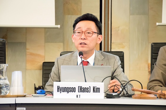 지난 7월 제네바에서 열린 ITU 5G 표준 총회장에서 김형준 KT 박사가 5G 오케스트레이션에 대해 발언하고 있다. ⓒKT