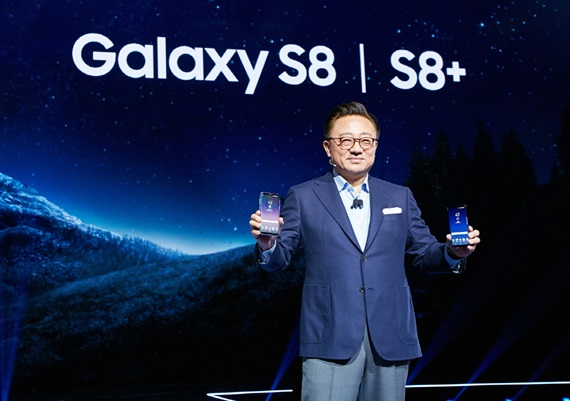 고동진 삼성전자 무선사업부장(사장)이 갤럭시S8 시리즈를 소개하고 있다. ⓒ삼성전자