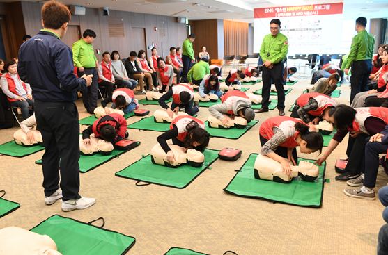 BNK금융그룹 부산은행은 지역사회 안전망 구축을 위해 지난해 11월부터 에스원과 공동 진행한 '심폐소생술 교육 프로그램'을 성공적으로 완료했다고 17일 밝혔다.ⓒBNK부산은행