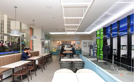 NH농협은행은 강남구 테헤란로에서 은행지점을 카페와 접목한 'Cafe In Branch' 특화점포인 역삼금융센터 이전 개점식을 가졌다고 19일 밝혔다.ⓒNH농협은행