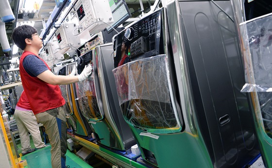 LG전자 직원이 창원2공장에서 제조된 드럼세탁기를 검사하고 있다. ⓒLG전자