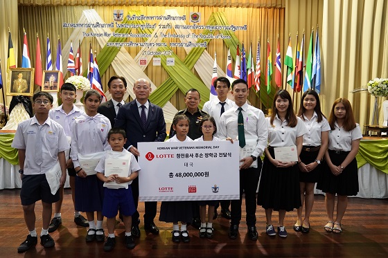 롯데그룹 관계자들이 21일 태국 방콕에서 현지 초·중·고교 및 대학생 100명을 대상으로 장학금 수여식을 진행했다. 장학금을 수여한 뒤 기념촬영을 하고 있다.ⓒ롯데그룹
