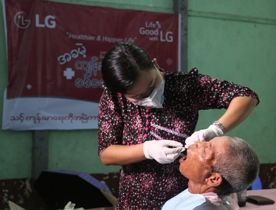 미얀마 파테인 지역 종합경기장 이동진료소에서 현지 주민들이 진료를 받고 있다. ⓒLG전자