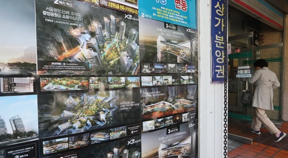 서울 송파구 미성·크로바 아파트 인근 상가에 건설사들의 홍보물이 붙어있다.ⓒ연합뉴스