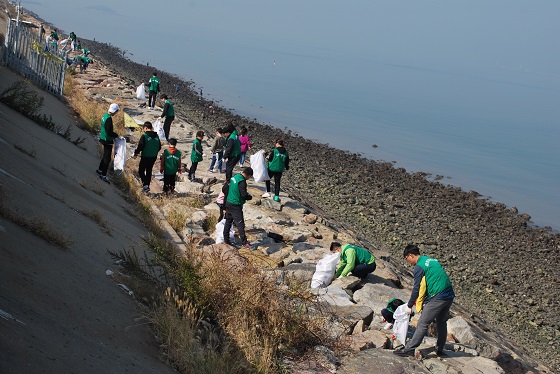 삼천리 임직원과 가족들이 환경 정화 봉사에 참여하고 있다. ⓒ삼천리