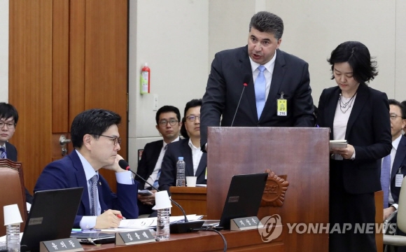 카허 카젬 사장은 23일 열린 정무위원회의 한국산업은행·중소기업은행에 대한 국정감사에 증인으로 출석했다.