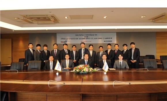 SM그룹 우오현 회장(가운데), 대한해운 김용완 대표이사(오른쪽에서 두 번째), 현대중공업그룹 정기선 전무(왼쪽에서 두 번째) 등 관계자들이 참석해 기념촬영을 하고 있다.