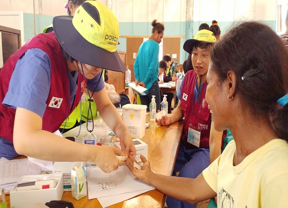 포스코대우는 고려대학교 안산병원, 건강한여성재단, 비소나눔마을과 함께 인도네시아 파푸아주 울릴린지역 주민들을 위한 의료봉사활동을 실시하였다.