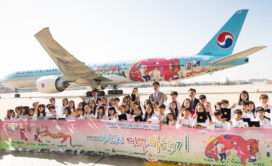 수상 어린이들이 1등 작품이 래핑된 대한항공 보잉777-300ER 항공기 앞에서 기념 사진을 찍고 있는 모습.ⓒ대한항공