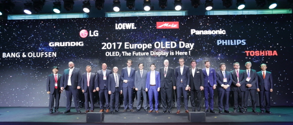 독일 뮌헨에서 열린 'OLED Day' 행사에 참석한 글로벌 TV 업계 전문가들이 OLED TV의 프리미엄 TV시장 석권을 축하하는 모습 [제공=LG디스플레이]