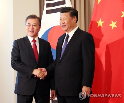 문재인 대통령과 시진핑 중국 국가주석이 지난 7월 6일 독일 베를린에서 한중정상회담에 앞서악수하고 있다.ⓒ베를린=연합뉴스