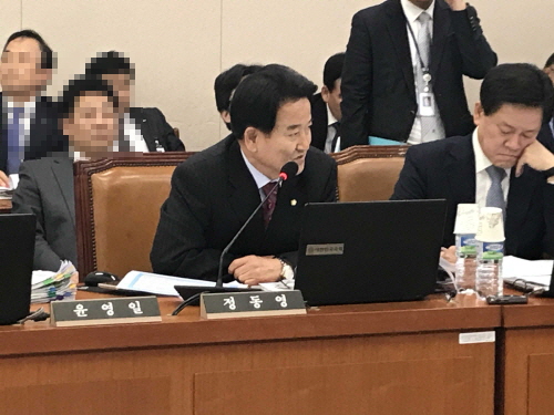 31일 열린 국토교통부 종합국정감사에서 정동영 국민의당 의원이 김현미 국토부 장관에게 질의를 하고 있다.ⓒEBN