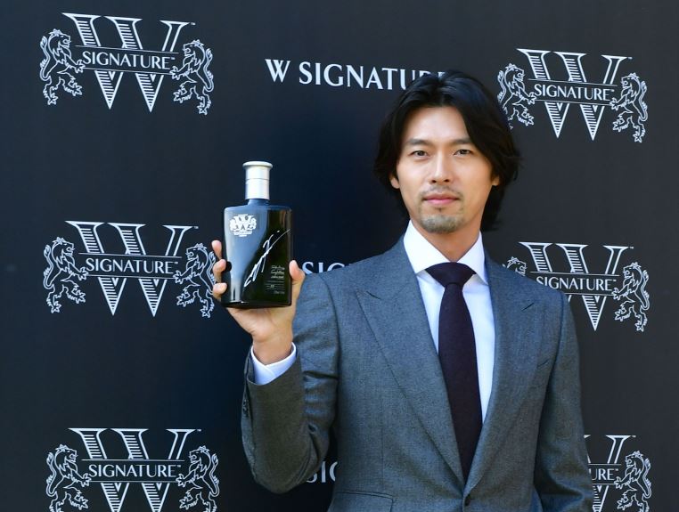디아지오코리아의 위스키 신제품 '더블유 시그니처12'의 모델인 영화배우 현빈이 제품을 들어보이고 있다.