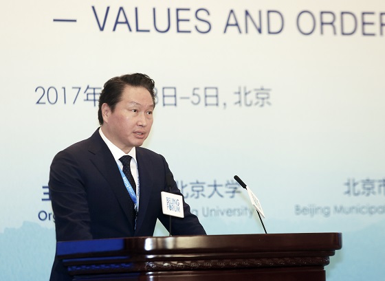 최태원 SK그룹 회장이 3일 베이징 댜오위타이 국빈관에서 열린 '베이징포럼 2017'에서 개막 연설을 하고 있다. ⓒSK그룹 