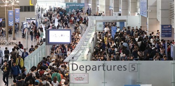 추석 황금연휴 이틀 전인 9월 29일 오전 인천공항 출국장이 여행객들로 붐비는 모습.ⓒ연합뉴스