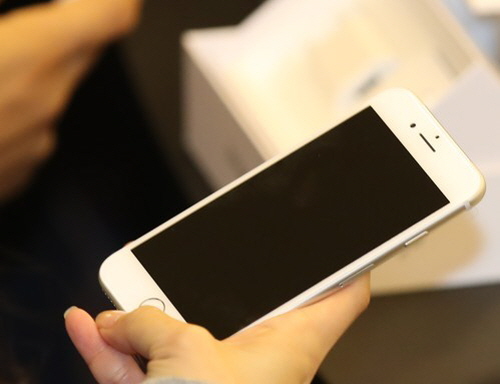 4일 관련 업계에 따르면 아이폰8은 출시일인 전날 이동통신 3사를 통해 10만대 정도 팔린 것으로 알려졌다. 사진=연합뉴스