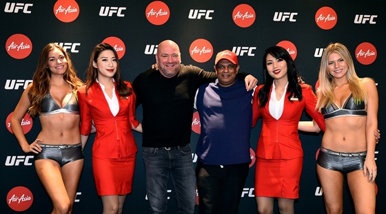 토니 페르난데스 에어아시아 그룹 CEO(오른쪽에서 세 번째)와 데이나 화이트 UFC 대표(왼쪽에서 세 번째)ⓒ에어아시아