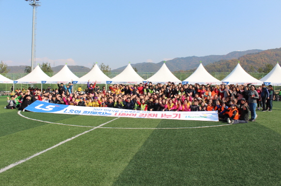 LS그룹은 지난 4일 경기도 안성 LS미래원에서 안성시자원봉사센터와 공동으로 지역사회 소외계층을 돕기 위한 '사랑의 김장나누기' 행사를 개최했다.ⓒLS그룹