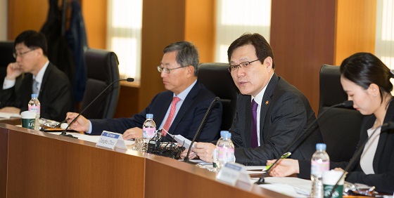 최종구 금융위원장은 9일 서울 영등포구 한국거래소에서 글로벌 기관투자가를 초청해 '2017 회계개혁' 관련한 설명회(IR)를 열고 우리기업의 경영 투명성을 높이기 위한 각오와 관련 제도개선방향을 밝혔다. ⓒ금융위원회