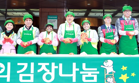 김정태 하나금융그룹 회장(사진 왼쪽에서 네번째)이 함영주 KEB하나은행장(사진 왼쪽에서 두번째), 최성철 롯데제과㈜ 재경부문장(사진 왼쪽에서 여섯번째), 배성우 롯데제과㈜ 커뮤니케이션 부문장(사진 왼쪽에서 일곱번째), 다문화 이주 여성, 가족사랑봉사단원들과 소외계층에 전달할 사랑의 김장을 담그고 있다.ⓒ하나금융그룹