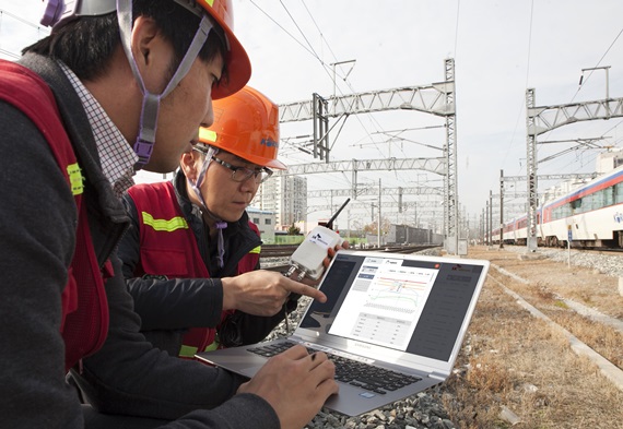 코레일 직원들이 철도에 설치된 IoT 센서의 측정 결과를 확인하고 있다. ⓒSKT