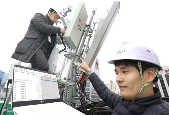 LG유플러스 직원들이 LG유플러스 5G 시험기지국에서 네트워크 장비를 점검하고 있다. ⓒLGU+